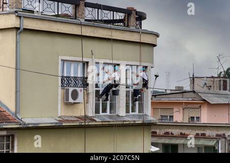 Belgrad, Serbien, 10. Jun 2020: Hochhausputzer bei der Arbeit an einem Wohngebäude in Zemun Stockfoto