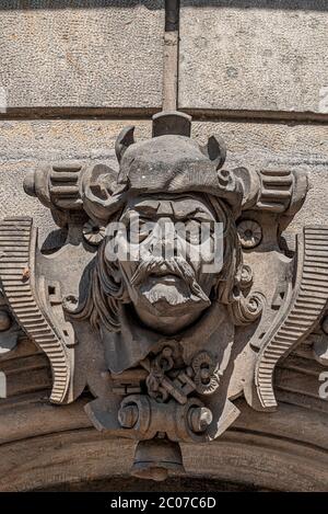 Sehr alte Satzung von beängstigend und schwer bewaffnete Torhüter, mittelalterlichen Krieger mit Waffe in der historischen Innenstadt von Dresden, Deutschland, Details, Nahaufnahme Stockfoto