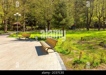 Grüner Park an der Borjomi-Thermalquelle im georgischen Kurort, Georgien Stockfoto