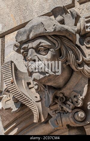 Sehr alte Satzung von beängstigend und schwer bewaffnete Torhüter, mittelalterlichen Krieger mit Waffe in der historischen Innenstadt von Dresden, Deutschland, Details, Nahaufnahme Stockfoto