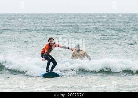 Garretstown, West Cork, Irland. Juni 2020. Trotz der Sturmwinde gingen Einheimische und Touristen heute gleichermaßen an den Strand von Garrettstown. Credit: AG News/Alamy Live News Stockfoto