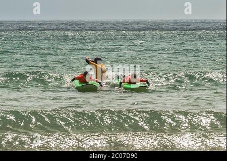 Garretstown, West Cork, Irland. Juni 2020. Trotz der Sturmwinde gingen Einheimische und Touristen heute gleichermaßen an den Strand von Garrettstown. Credit: AG News/Alamy Live News Stockfoto