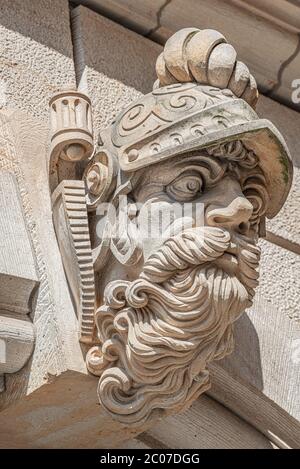 Sehr alte Satzung von beängstigend und schwer bewaffnete Torhüter, mittelalterlichen Krieger mit Waffe in der historischen Innenstadt von Dresden, Deutschland, Details, Nahaufnahme Stockfoto