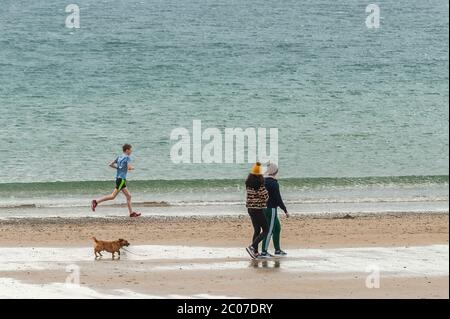 Garretstown, West Cork, Irland. Juni 2020. Trotz der Sturmwinde gingen Einheimische und Touristen heute gleichermaßen an den Strand von Garrettstown. Credit: AG News/Alamy Live News Stockfoto