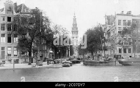 [ 1880er Niederlande - Amsterdam City Centre ] - Staalmeesterbrücke und Zuiderkerk Kirche in Amsterdam, Niederlande von der Amstel aus gesehen. Vintage Albumin-Fotografie aus dem 19. Jahrhundert. Stockfoto