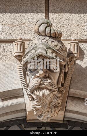 Sehr alte Satzung von beängstigend und schwer bewaffnete Torhüter, mittelalterlichen Krieger mit Waffe in der historischen Innenstadt von Dresden, Deutschland, Details, Nahaufnahme Stockfoto