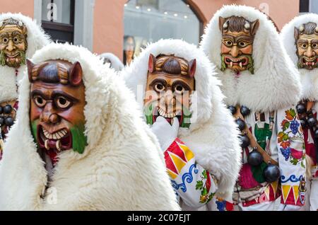 Typische Karnevalskostüme und Masken bei einer traditionellen Parade in Süddeutschland Stockfoto