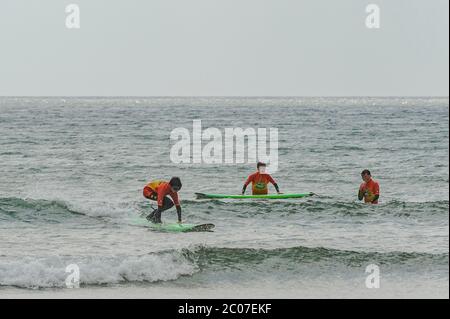 Garretstown, West Cork, Irland. Juni 2020. Trotz der Sturmwinde gingen Einheimische und Touristen heute gleichermaßen an den Strand von Garretstown. Credit: AG News/Alamy Live News Stockfoto