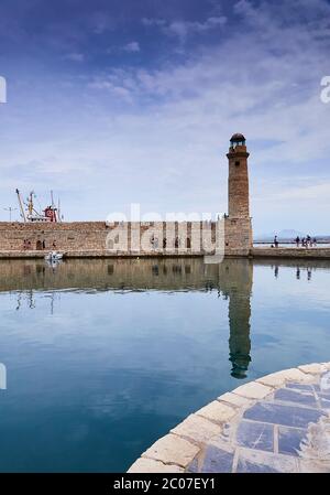 RETHYMNO, KRETA, GRIECHENLAND - 30. MAI 2019: Schöner Blick auf den venezianischen Leuchtturm im Hafen von Rethymno Stockfoto
