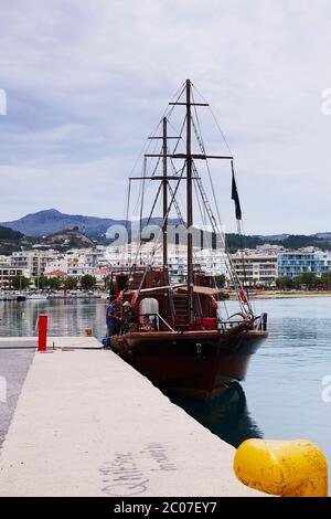 RETHYMNO, KRETA, GRIECHENLAND - 30. MAI 2019: Santa Maria Piratenschiff im Hafen von Rethymno Stockfoto