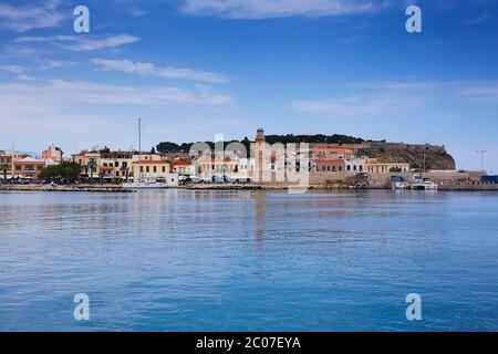 RETHYMNO, KRETA, GRIECHENLAND - 30. MAI 2019: Schöner Blick auf den venezianischen Leuchtturm im Hafen von Rethymno Stockfoto