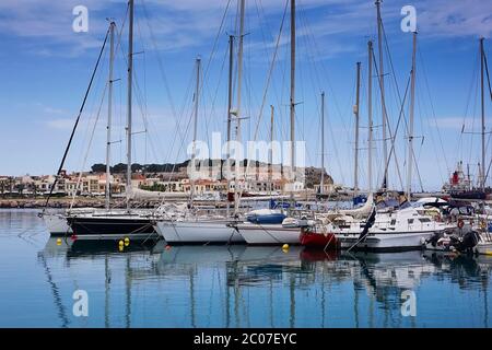 RETHYMNO, DIE INSEL KRETA, GRIECHENLAND - 30. MAI 2019: Wunderschöne Yachten im Hafen von Rethymno, der Insel Kreta, Griechenland. Stockfoto