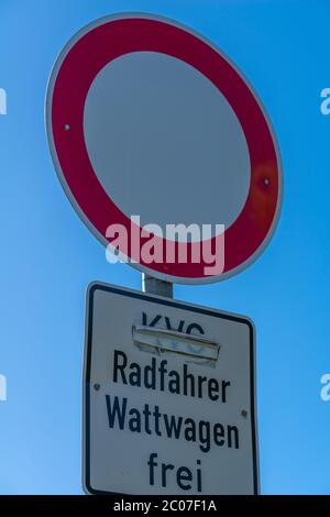 Verkehrszeichen 'Transit verboten, außer für Radfahrer und wattenwägen', Cuxhaven-Sahlenburg, Niedersachsen, Deutschland Stockfoto