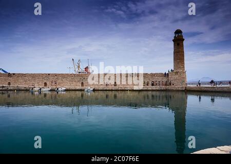 2019, 4. JUNI: - GRIECHENLAND, DIE INSEL KRETA, BALOS - die Burg auf dem Gipfel des Berges und die Menschen am Strand darunter. Stockfoto