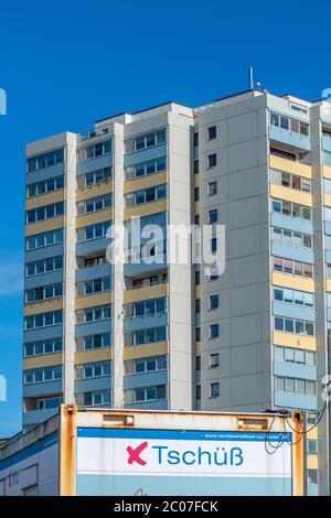 Apartmentturm in Cuxhaven-Sahlenburg, touristischer Hotspot, Inschrift 'bye', Niedersachsen, Norddeutschland Stockfoto