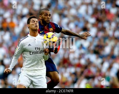 'Spanish League'- Spiel Real Madrid gegen FC Barcelona- Saison 2014-15 - Santiago Bernabeu Stadion - Cristiano Ronaldo (Real Madrid) und Dani Alves (FC Barcelona) in Aktion während des spanischen Ligaspiel (Foto: Guillermo Martinez / Bohza Press / Alter Photos) /nortephoto.com Stockfoto