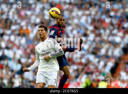 'Spanish League'- Spiel Real Madrid gegen FC Barcelona- Saison 2014-15 - Santiago Bernabeu Stadion - Cristiano Ronaldo (Real Madrid) und Dani Alves (FC Barcelona) in Aktion während des spanischen Ligaspiel (Foto: Guillermo Martinez / Bohza Press / Alter Photos) /nortephoto.com Stockfoto