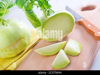 Kohl Kohlrabi auf Holzbrett Küche Stockfoto