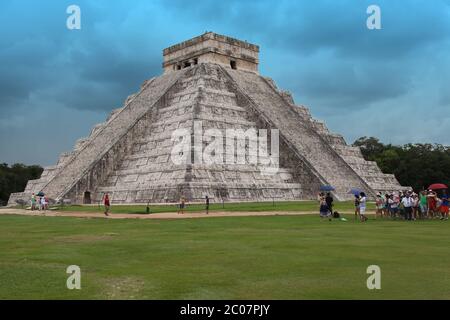 Touristengruppe am Tempel von Kukulcan 'El Castillo' in Chichen Itza archäologische Stätte, Yucatan Staat, Mexiko, 2016 Stockfoto