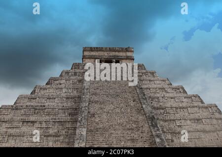 Blick auf den Tempel von Kukulcan 'El Castillo' in Chichen Itza archäologische Stätte, Yucatan Staat, Mexiko, 2016 Stockfoto