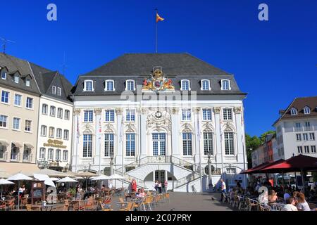 Bonn, 11. Juni 2020: Altes Rathaus mit unbekannten Menschen an einem sonnigen Abend im Juni. Es wurde im Rokoko-Stil vom Hofarchitekten erbaut Stockfoto