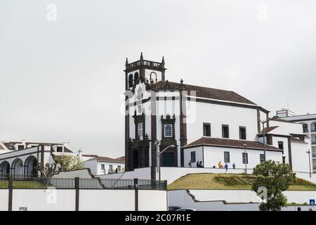 Straße und Turm in der Innenstadt Ponta Delgada, Sao Miguel Insel, Azoren, Portugal Stockfoto