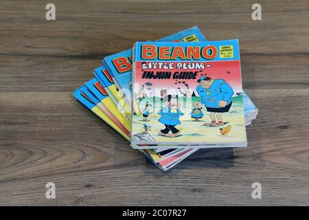 Beano Comic Library No.80 1985 'Little Plum - Injun Guide' gestapelt in einem Stapel von Beano Comics Stockfoto