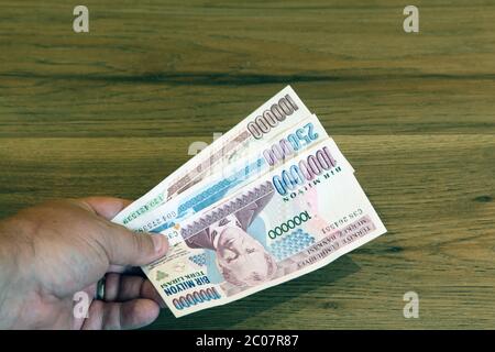 Bezahlen in Millionen von türkischem Geld Lira Banknoten Währung in der Hand, Bir Milyon Turk Lirasi, Bargeld Stockfoto