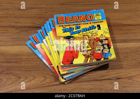 Beano Comic Library No.47 1984 'The Bash Street Kids & Teacher in This is Your Strife', gestapelt in einem Stapel von Beano Comics Stockfoto
