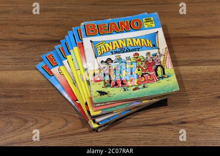 Beano Comic Library No.38 1983 'Bananaman in IT's a Knockabout', gestapelt in einem Stapel von Beano-Comics Stockfoto