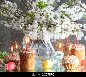 Ostern die Osterkuchen, brennende Kerzen und ein Frühlingsstrauß Stockfoto