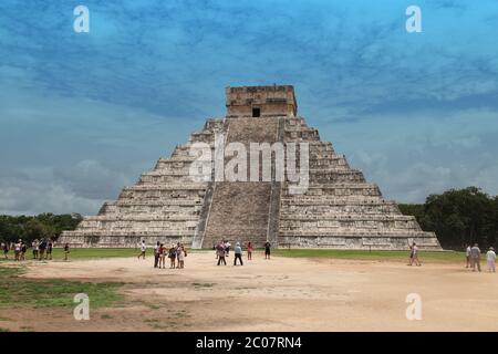 Der Tempel von Kukulcan 'El Castillo' in Chichen Itza archäologische Stätte, Yucatan Staat, Mexiko, 2016 Stockfoto