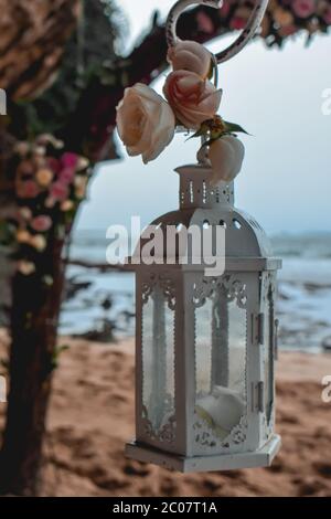 Weiße Laterne auf einer Strand-Hochzeitsdekoration mit Hochzeitstor in Bali Indonesien Stockfoto