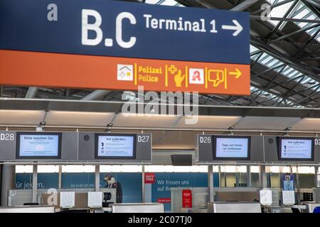 Hinweis am Flughafen Köln/Bonn zur Vorbereitung im Zusammenhang mit der weltweiten Verbreitung des Coronavirus. Köln, 14.03.2020 Stockfoto