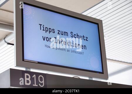 Hinweis am Flughafen Köln/Bonn zur Vorbereitung im Zusammenhang mit der weltweiten Verbreitung des Coronavirus. Köln, 14.03.2020 Stockfoto