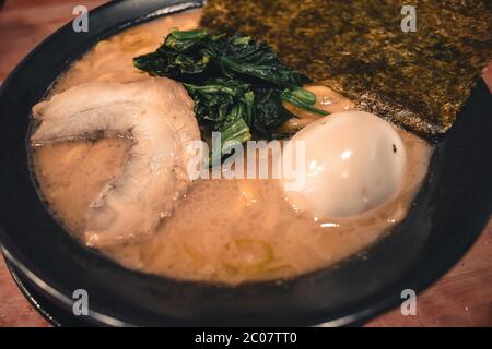 Frische, warme Ramen-Suppe mit Rinderalgen und gekochtem Ei Stockfoto