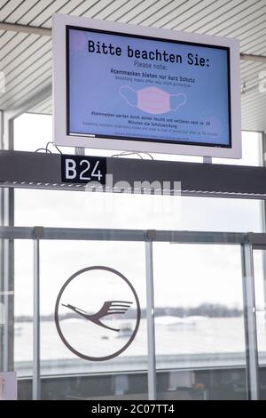 Hinweis am Flughafen Köln/Bonn zur Vorbereitung im Zusammenhang mit der weltweiten Verbreitung des Coronavirus. Köln, 14.03.2020 Stockfoto