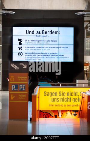 Hinweis am Flughafen Köln/Bonn zur Vorbereitung im Zusammenhang mit der weltweiten Verbreitung des Coronavirus. Köln, 14.03.2020 Stockfoto