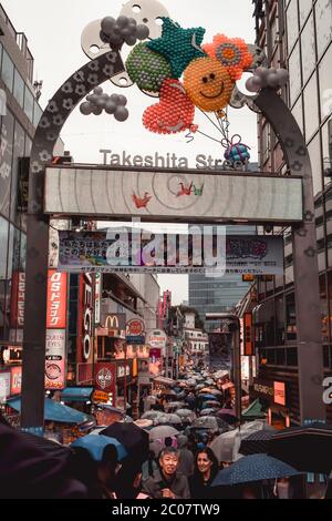 Tor zum beliebten Einkaufsviertel der Takeshita Straße in Tokio Japan bei Regen Stockfoto