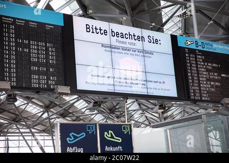 Hinweis am Flughafen Köln/Bonn zur Vorbereitung im Zusammenhang mit der weltweiten Verbreitung des Coronavirus. Köln, 14.03.2020 Stockfoto