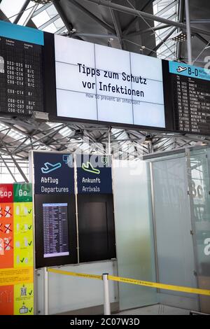 Hinweis am Flughafen Köln/Bonn zur Vorbereitung im Zusammenhang mit der weltweiten Verbreitung des Coronavirus. Köln, 14.03.2020 Stockfoto