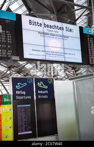 Hinweis am Flughafen Köln/Bonn zur Vorbereitung im Zusammenhang mit der weltweiten Verbreitung des Coronavirus. Köln, 14.03.2020 Stockfoto