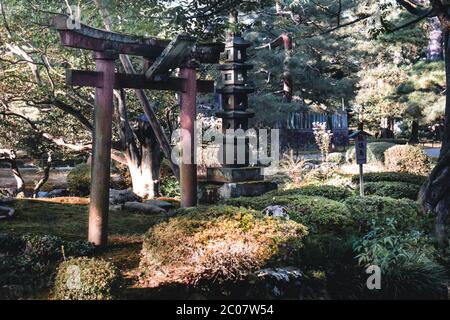 Japanisches Tor und eine Pagode in einem klassischen Garten Kenrokuen in Kanazawa Japan Stockfoto