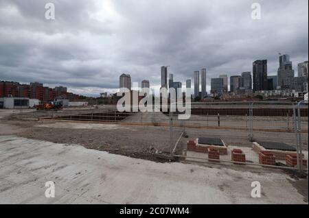 Ein Blick auf die Westferry Druckerei auf der Isle of Dogs, East London. Die £1 Milliarde Westferry Druckgraphik-Sanierung im Osten Londons wurde im Januar von Housing Secretary Robert Jenrick kontrovers genehmigt, gegen die Empfehlung eines Planungsinspektoren. Die Entscheidung wurde seitdem nach einem Rechtsverfahren des Tower Hamlets Council, der Bedenken über die Größe der Entwicklung geäußert hatte, als die Pläne 2018 erstmals vorgelegt wurden, rückgängig gemacht. Stockfoto