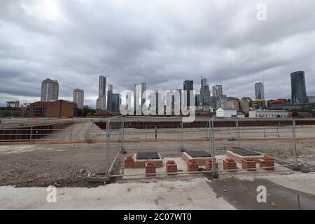 Ein Blick auf die Westferry Druckerei auf der Isle of Dogs, East London. Die £1 Milliarde Westferry Druckgraphik-Sanierung im Osten Londons wurde im Januar von Housing Secretary Robert Jenrick kontrovers genehmigt, gegen die Empfehlung eines Planungsinspektoren. Die Entscheidung wurde seitdem nach einem Rechtsverfahren des Tower Hamlets Council, der Bedenken über die Größe der Entwicklung geäußert hatte, als die Pläne 2018 erstmals vorgelegt wurden, rückgängig gemacht. Stockfoto