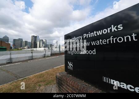 Ein Blick auf die Westferry Druckerei auf der Isle of Dogs, East London. Die £1 Milliarde Westferry Druckgraphik-Sanierung im Osten Londons wurde im Januar von Housing Secretary Robert Jenrick kontrovers genehmigt, gegen die Empfehlung eines Planungsinspektoren. Die Entscheidung wurde seitdem nach einem Rechtsverfahren des Tower Hamlets Council, der Bedenken über die Größe der Entwicklung geäußert hatte, als die Pläne 2018 erstmals vorgelegt wurden, rückgängig gemacht. Stockfoto