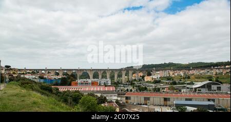Bögen des Aquädukts des Freiwassers in Lissabon, Portugal Stockfoto