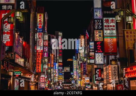 Meer von Neon-Werbetafeln in Kabukicho Shinjuku Tokyo Japan Stockfoto