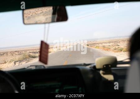 Fahrt am Rande der Wüste Gobi in der Nähe von Dunhuang, China, Asien. 30/09/2011. Foto: Stuart Boulton/Alamy. Stockfoto