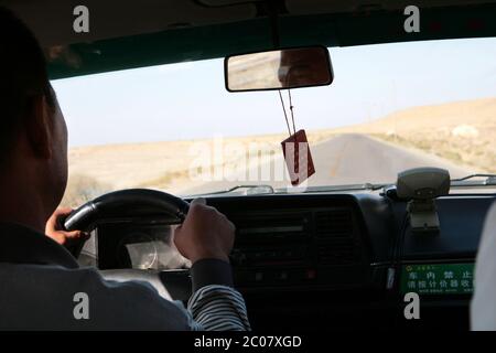 Fahrt am Rande der Wüste Gobi in der Nähe von Dunhuang, China, Asien. 30/09/2011. Foto: Stuart Boulton/Alamy. Stockfoto